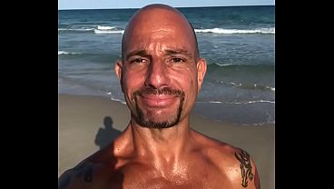 Maxxx Loadz te reta a follarle bajo el sol en la playa