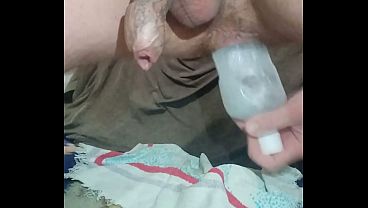 Mi culo se abrió de par en par con una botella hasta que me corrí