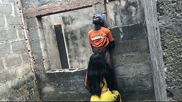 Michaelxxx la empotra en la mesa del comedor mientras ella grita