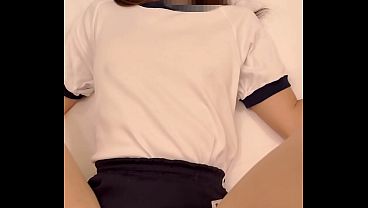 Mierin se pone su uniforme escolar y deja a Masa sin control