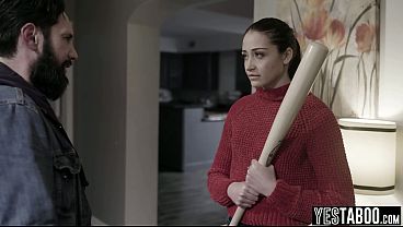 Milf morena se deshace con la polla enorme de Tommy Pistol