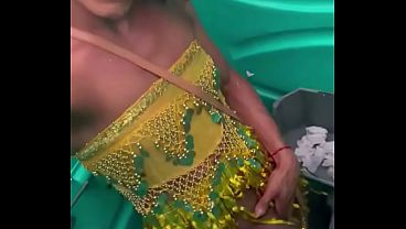 Morena caliente se masturba en el baño público con su polla dura