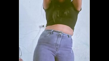 Moviendo el poto así... ¿les gusta mi perra ardiendo?