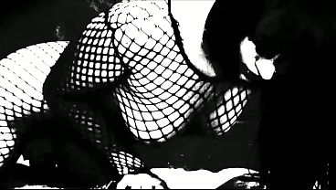 Mujer en medias chupa polla y escupe semen en blanco y negro