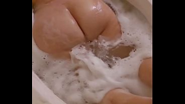 Mujer rellena con culo enorme en la bañera