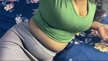 Nagma gime fuerte mientras Naeem le hace squirtar con sus dedos