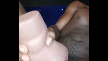 Negro solo se masturba con su polla gigante