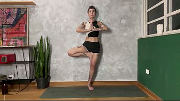 Nikatsu en clase de yoga: su culo tatuado te volverá loco