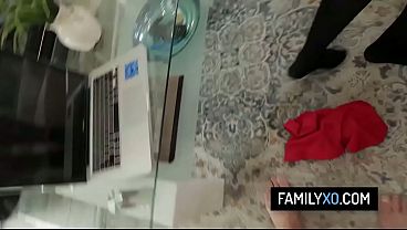 Padrastro caliente ayuda a su hijastra pelirroja a filmar su primer video porno