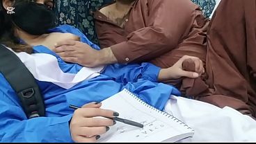 Profesora pakistaní disfruta polla dura en su coño prieto