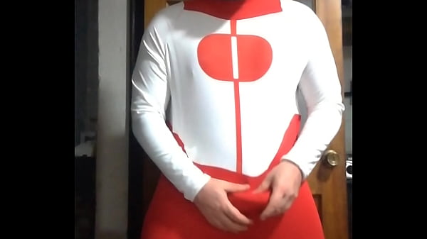 Rokkuman se pone salvaje con su cosplay de superhéroe
