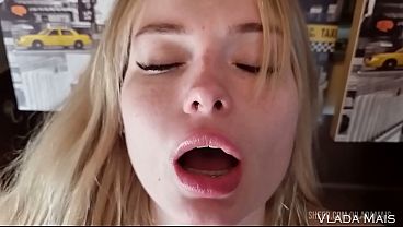 Rubia de tetas grandes chupa polla hasta correrse