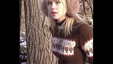 Rubia dominante se frota el culo con nieve fría