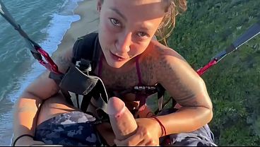 Rubia voladora recibe polla en parapente