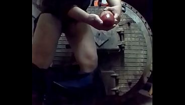 Ruso se empala con polla gigante y se llena el culo