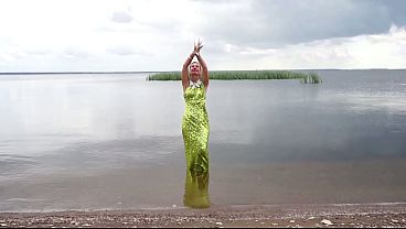 Sirenita caliente bailando al aire libre y mostrando su coño mojado