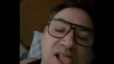 Tranny brasileña te obedece de rodillas y te chupa como una profesional