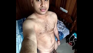 Vishnuvinod se pone duro y se masturba como un salvaje